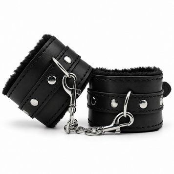 Наручники DS Fetish з екошкіри з чорним хутром та металевим ланцюжком, чорні DS182125 фото